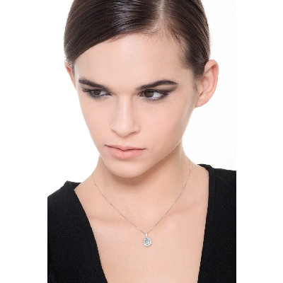 Collier pendentif en or blanc avec pendentif d'aigue-marine et diamants