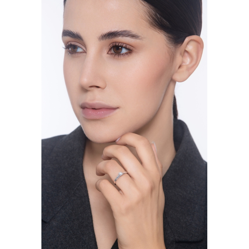 Bague solitaire quatre griffes en or blanc 18k avec diamant CT 0,30 