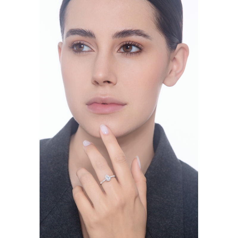 Bague solitaire en or blanc 18k avec diamant poire certifié GIA et diamants latéraux