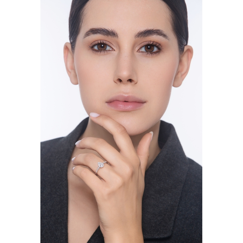 Bague solitaire en or blanc 18 carats avec diamant poire certifié GIA 0.30ct