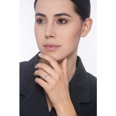 Bague solitaire en or blanc 18 carats avec diamant ovale certifié GIA 0.30 ct