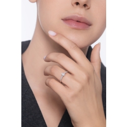 Bague solitaire en or blanc 18 carats avec diamant ovale certifié GIA 0.30 ct 2