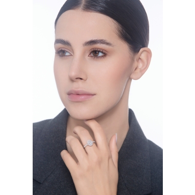 Bague solitaire or blanc 750 avec un diamant naturel central ovale GIA CT.1 F/VS