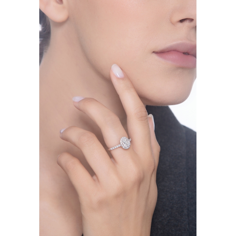 Bague solitaire or blanc 750 avec un diamant naturel central ovale GIA CT.1 F/VS