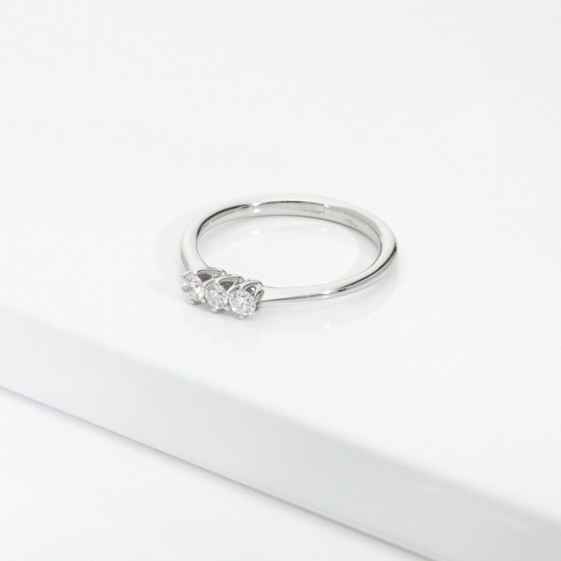 Bague trilogy en or blanc 18k avec trois diamants CT 0,21