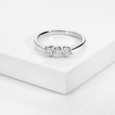 Bagues trilogy en or blanc 18 carats avec diamants CT 0,45
