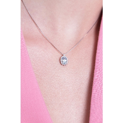 Collier pendentif en or blanc 18k avec halo diamants et aigue-marine ovale