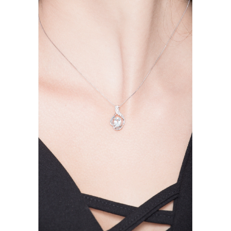 Collier pendentif en or blanc 18k aigue-marine ovale et diamants