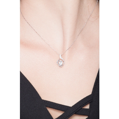Collier pendentif en or blanc 18k aigue-marine ovale et diamants