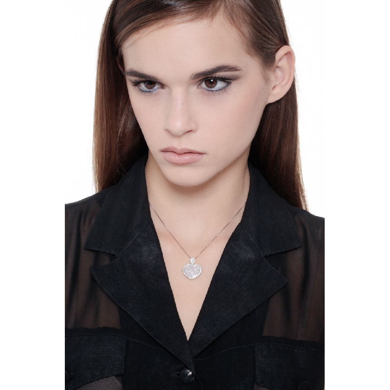 Collier en or blanc 18k avec pendentif en forme de cœur en diamant 0.78 ct