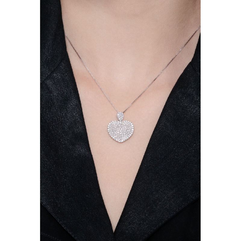 Collier en or blanc 18k avec pendentif en forme de cœur en diamant 0.78 ct