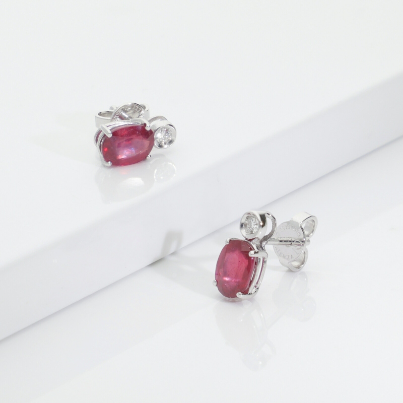 Boucles d’oreilles puces en or blanc 750 avec rubis ovales et diamants