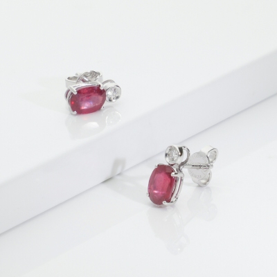 Boucles d’oreilles puces en or blanc 750 avec rubis ovales et diamants