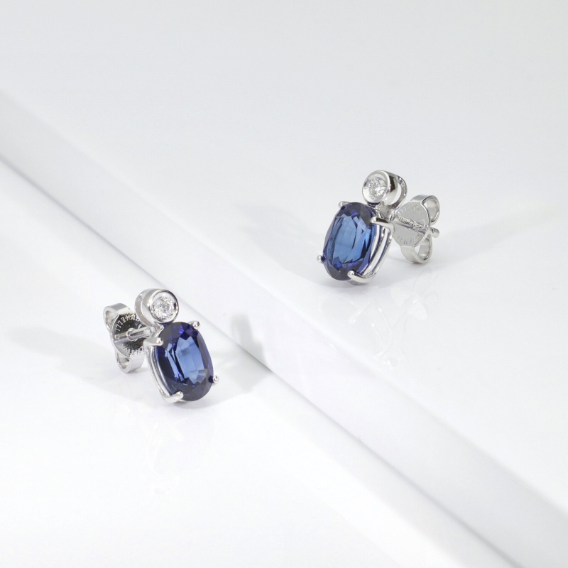 Puces en or blanc 18k avec diamants et saphirs bleus
