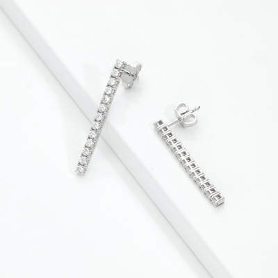 Boucles d’oreilles tennis linéaires en or blanc 18k avec diamants
