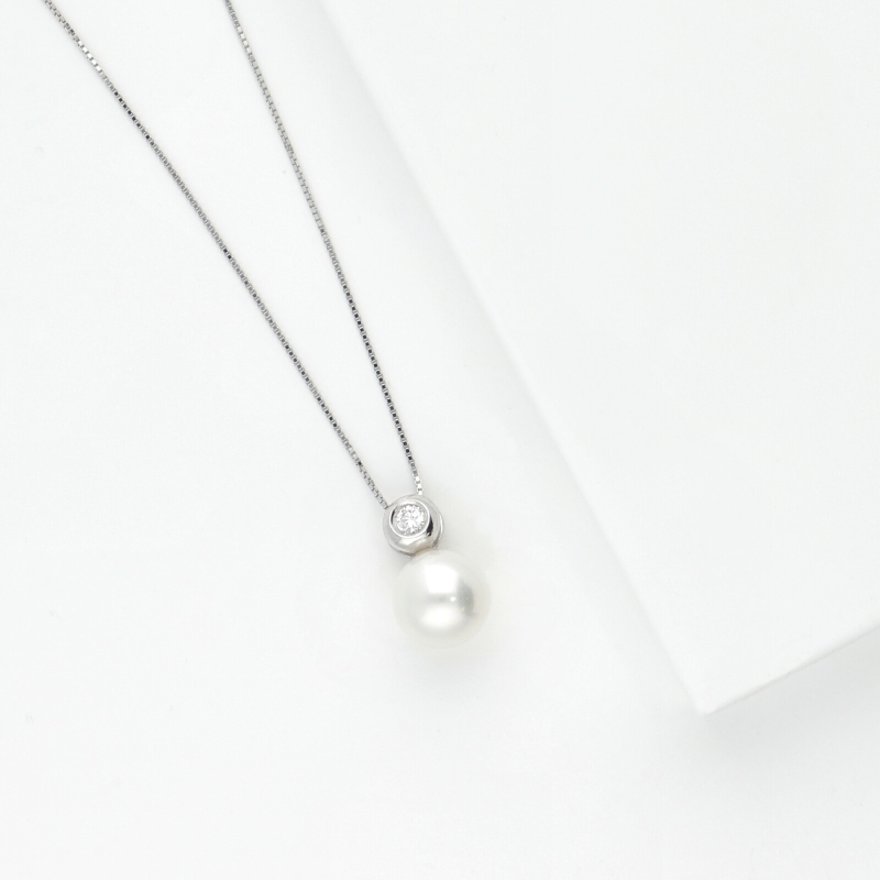 Collier en or blanc 18k avec perle naturelle et diamant brillant