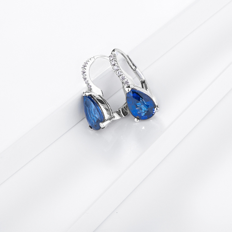 Boucles d’oreilles en or blanc 750 avec saphir bleu poire et diamants