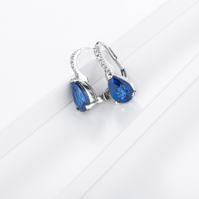 Boucles d’oreilles en or blanc 750 avec saphir bleu poire et diamants