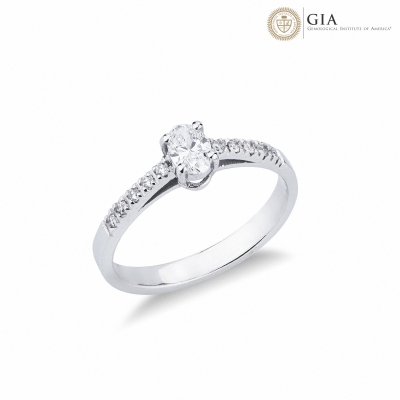 Bague solitaire en or blanc 18 carats avec diamant ovale certifié GIA 0.30 ct