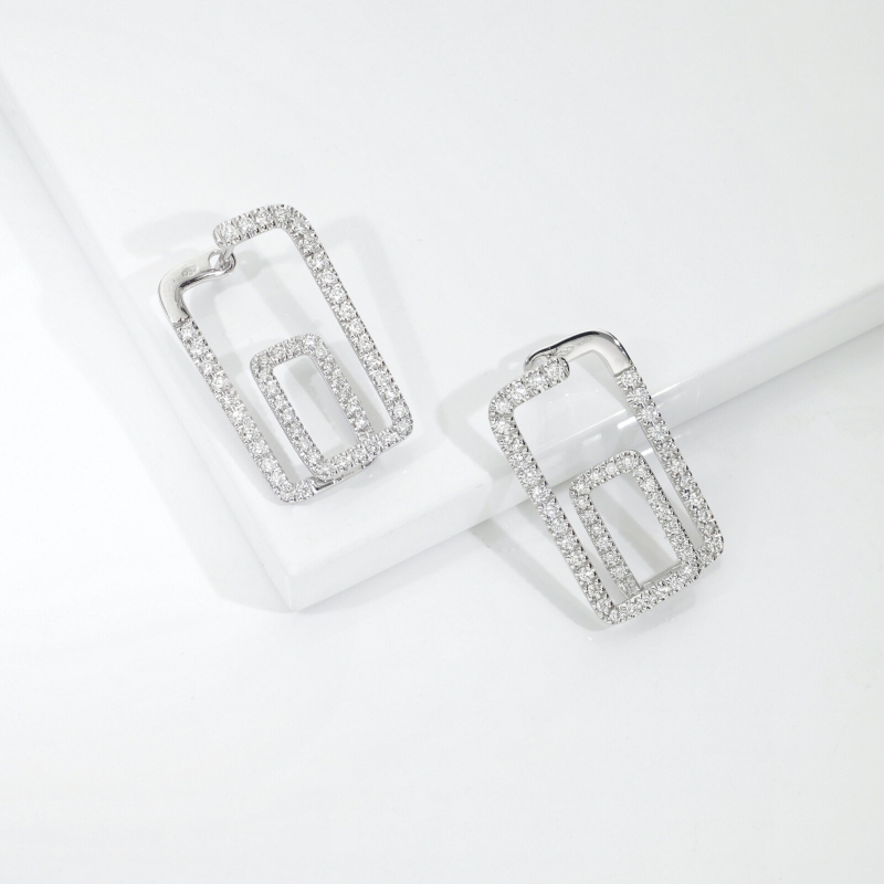 Boucles d’oreilles géométriques en or blanc avec diamants