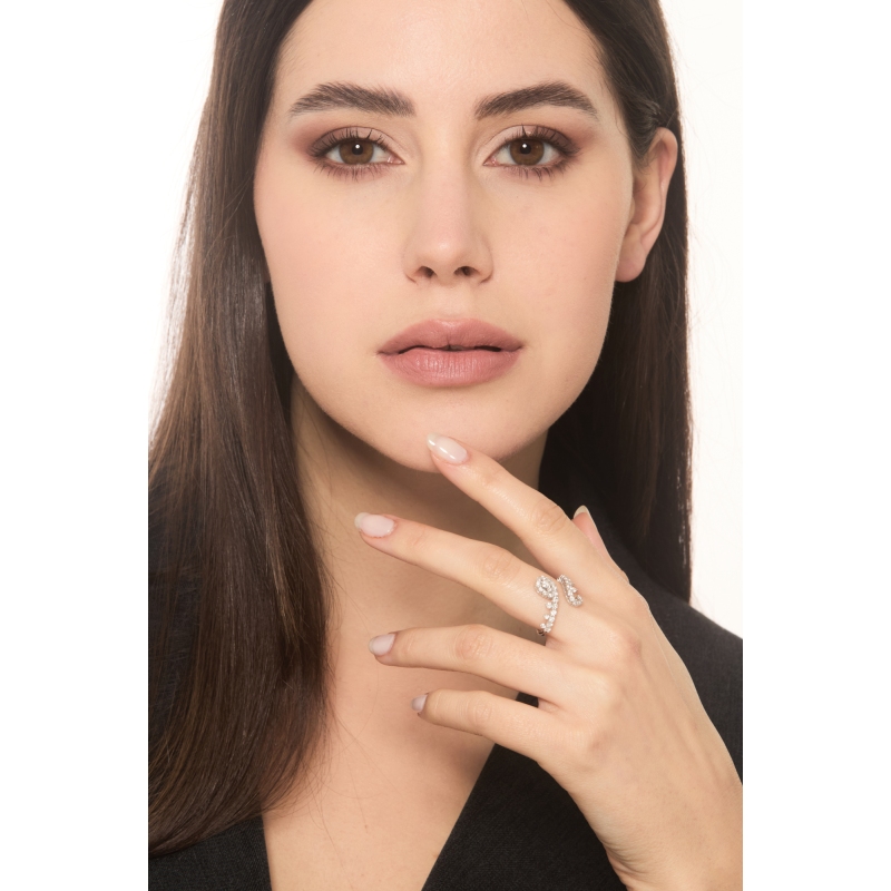 Bague contrarié design en or blanc 18 ct avec diamants