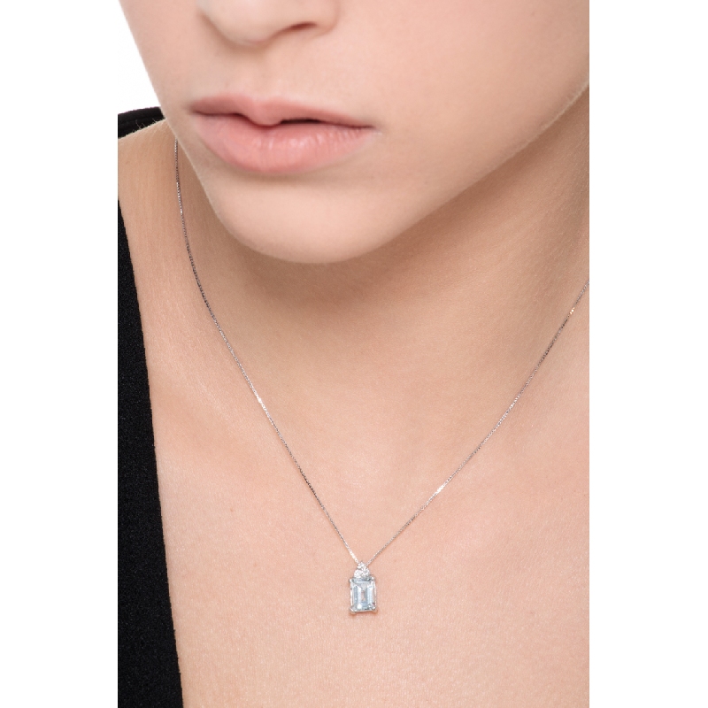 Collier femme or blanc 18k avec aigue-marine et diamants taille émeraude