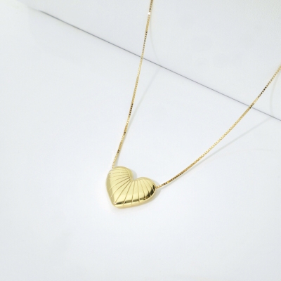 Collier en or jaune 18k avec pendentif cœur texturé
