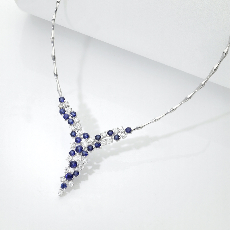 Collier en Y semirigide en or blanc 18k avec cascade de saphirs bleus et diamants