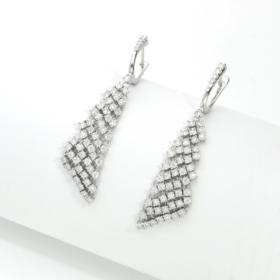 Boucles d’oreilles pendantes en or blanc 18k avec diamants en tissu