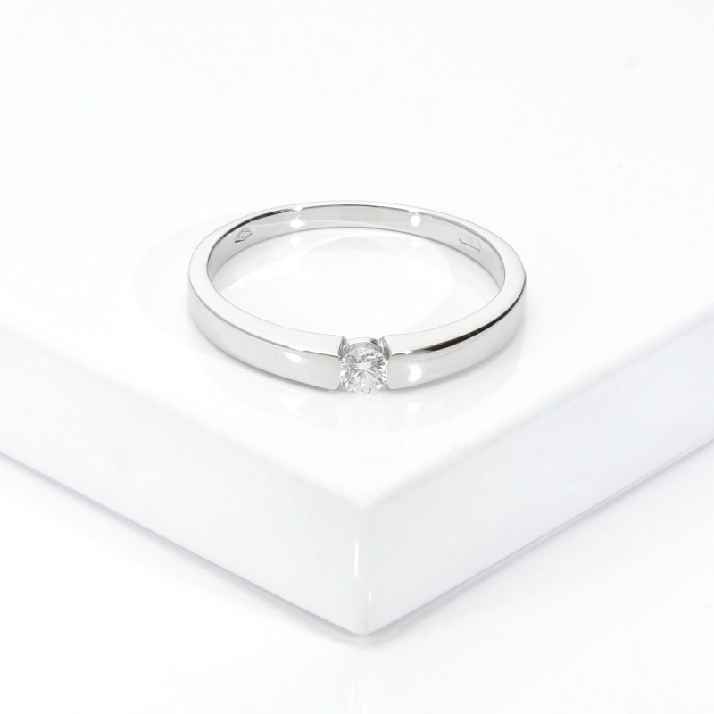 Bague solitaire en or blanc 18k avec diamant brillant CT 0,10