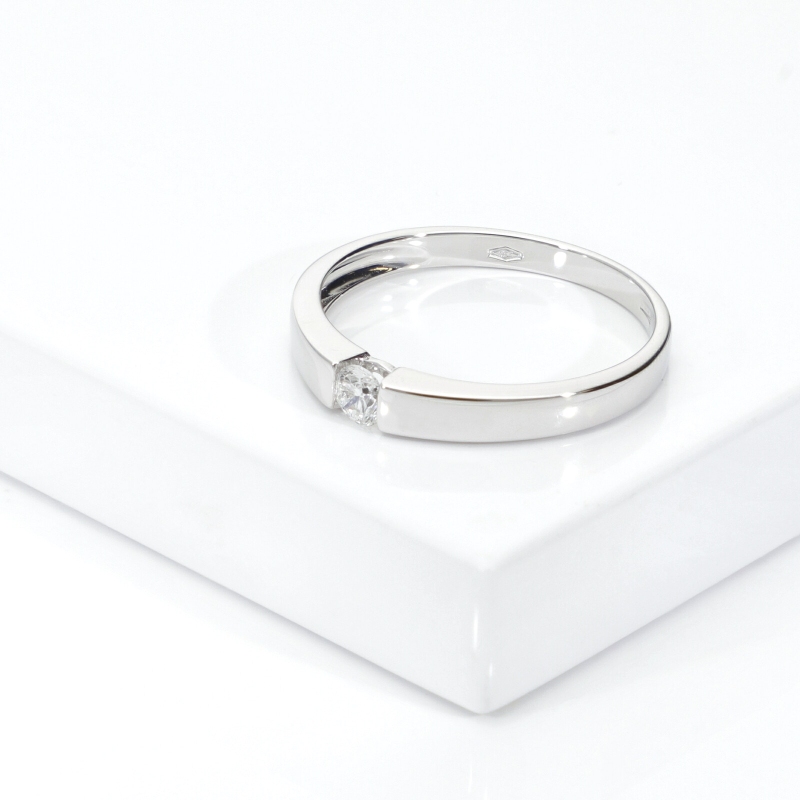 Bague solitaire moderne en or blanc 18k avec diamant serti clos