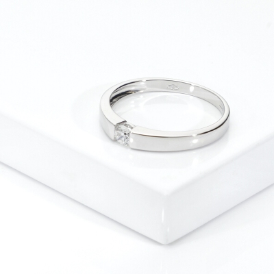 Bague solitaire moderne en or blanc 18k avec diamant serti clos