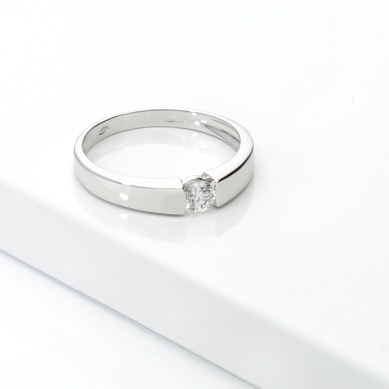 Bague solitaire moderne en or blanc 18k avec diamant 0,20ct