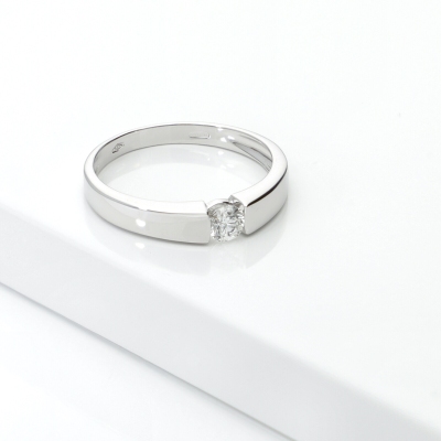 Bague solitaire moderne en or blanc 18k avec diamant 0,20ct