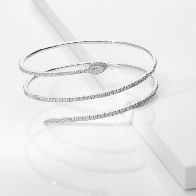 Bracelet ressort en or 18k avec un diamant taille poire et brillants