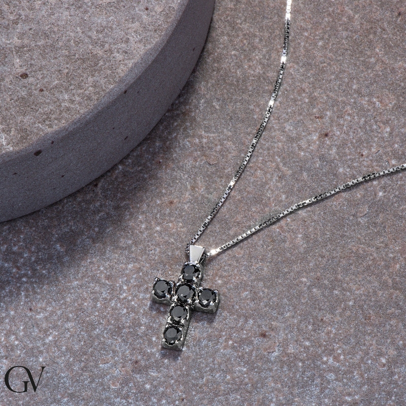 Collier pendentif croix homme en or blanc 18k et diamants noirs