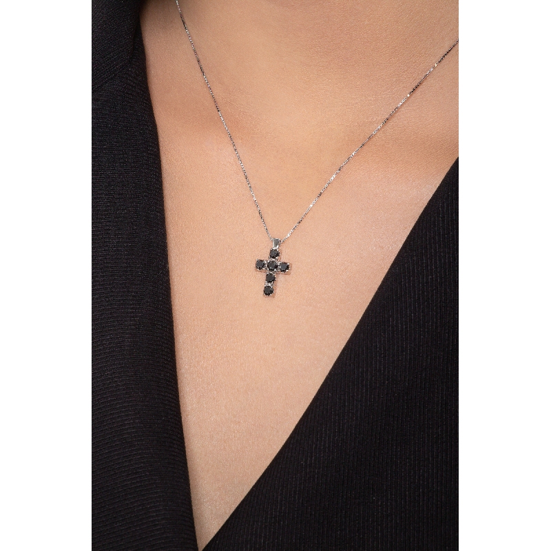 Collier pendentif croix homme en or blanc 18k et diamants noirs