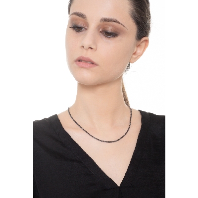 Collier rivière en or blanc 18k avec diamants noirs et griffes brunies 