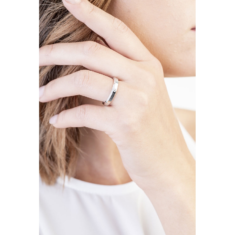 Alliance en or blanc 18k avec diamant 0.03 ct