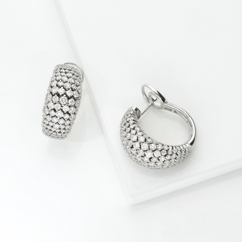 Boucles d’oreilles design en or blanc 750 avec diamants 