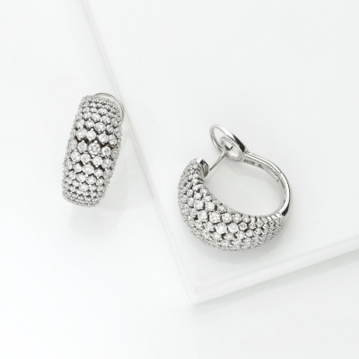 Boucles d’oreilles design en or blanc 750 avec diamants 