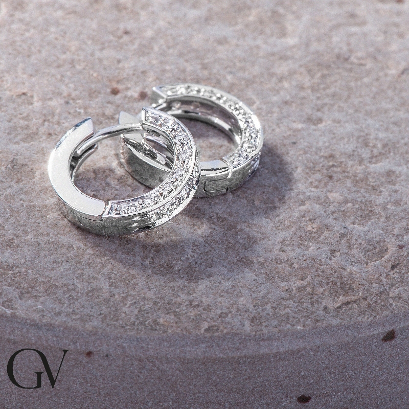 Boucles d'oreilles créoles en or blanc 18k carats avec diamants