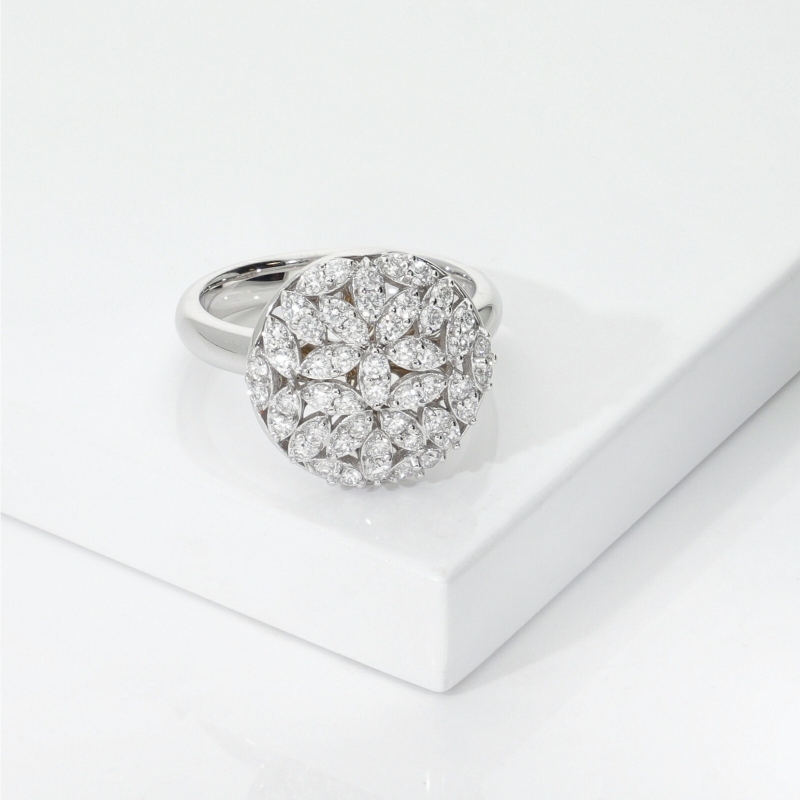 Bague ronde en or blanc 750 avec diamants