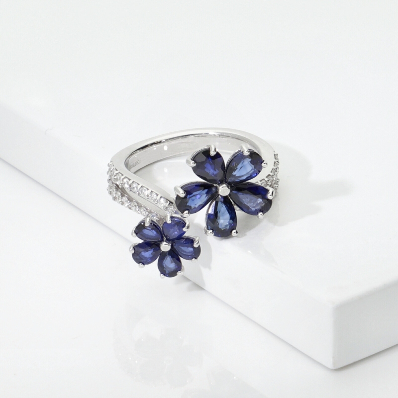 Bague ouverte en or blanc avec double fleur, saphirs et diamants