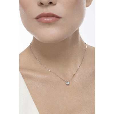 Collier solitaire en or blanc 18k avec diamant serti clos 0.20 ct