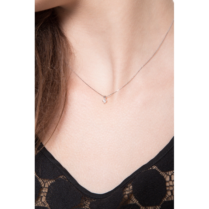 Collier solitaire en or blanc 18k avec diamant 0.12 ct
