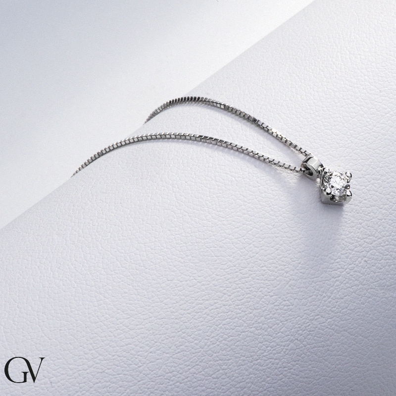 Collier pendentif solitaire en or blanc 18k  avec diamant 0.15 ct