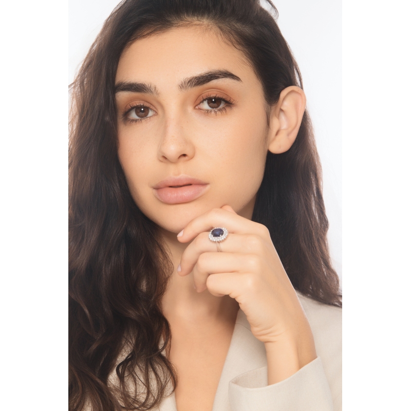Bague en or blanc 18 carats ornée d’un saphir bleu central