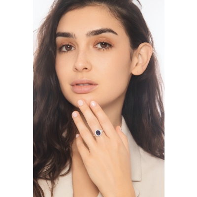 Bague chevaliere en or 18k avec saphir bleu ovale et diamants