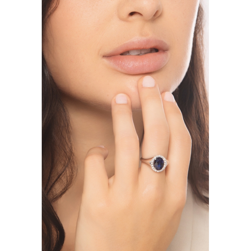 Bague chevaliere en or 18k avec saphir bleu ovale et diamants